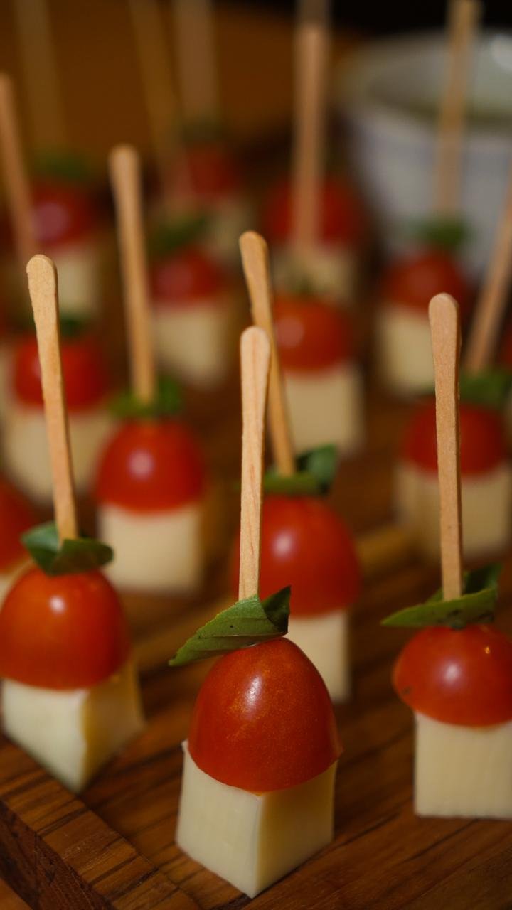 Espetinhos caprese de tomate e queijo