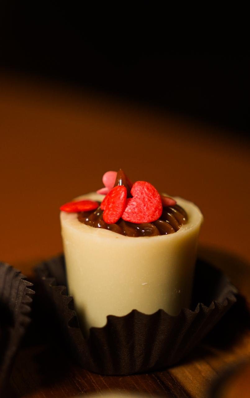 Doce em copo de chocolate branco