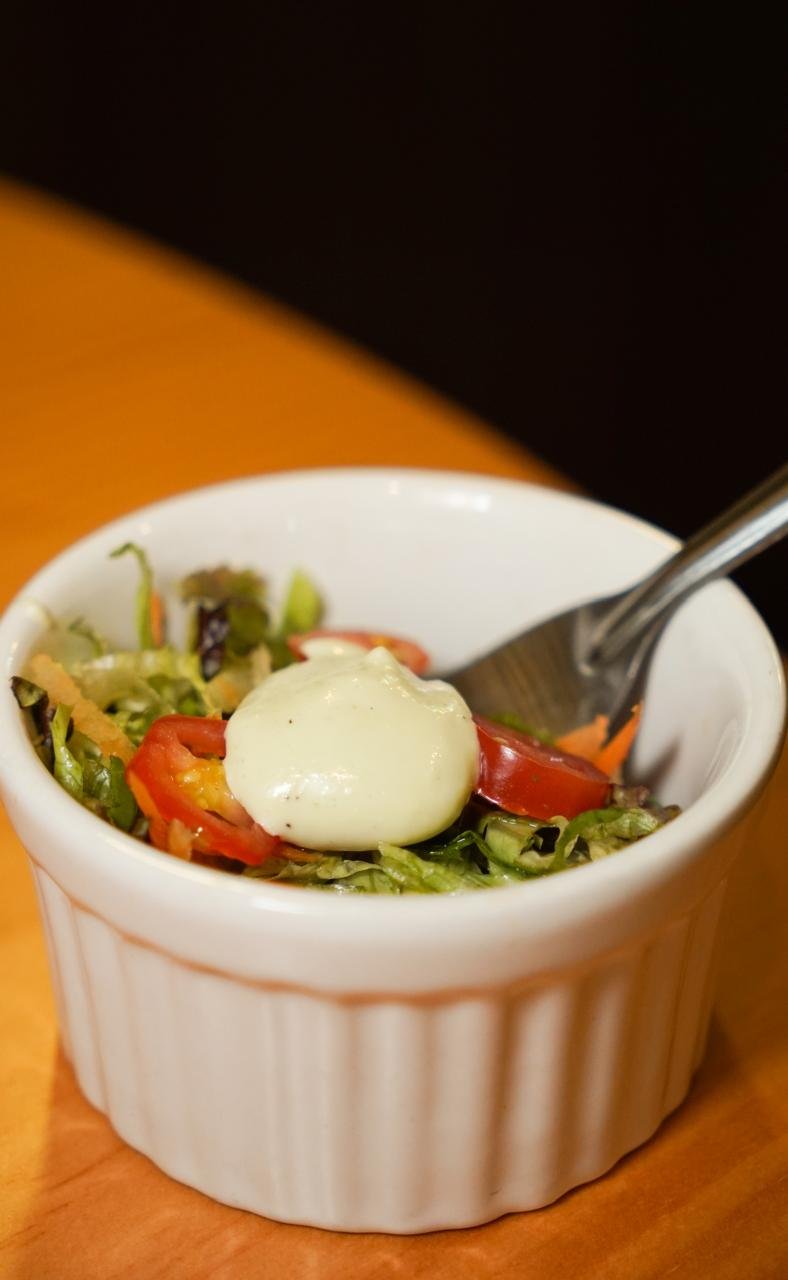 Salada fresca no ramekin